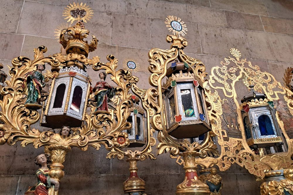 grijsopreis-duitsland-rottweil-kerk-gildelantaarns-mobiel