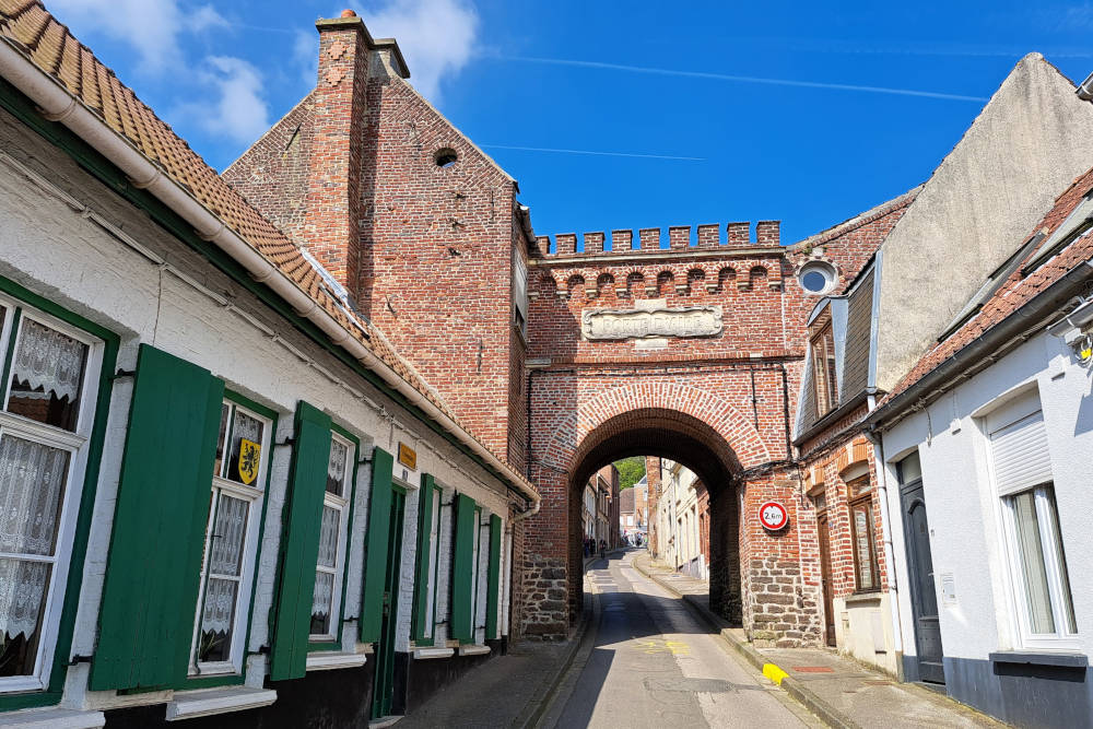 grijsopreis-frankrijk-cassel-stadspoort-mobiel