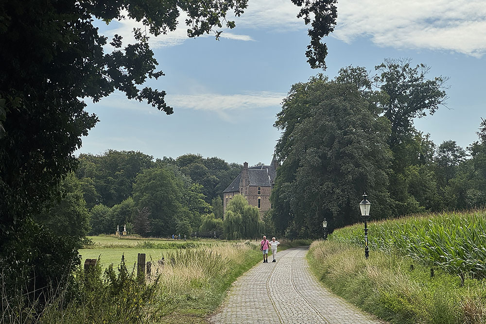 grijsopreis-nederland-highlight-pieterpad-etappe13-kasteel-vorden2-mobiel Wandelaars bij kasteel Vorden