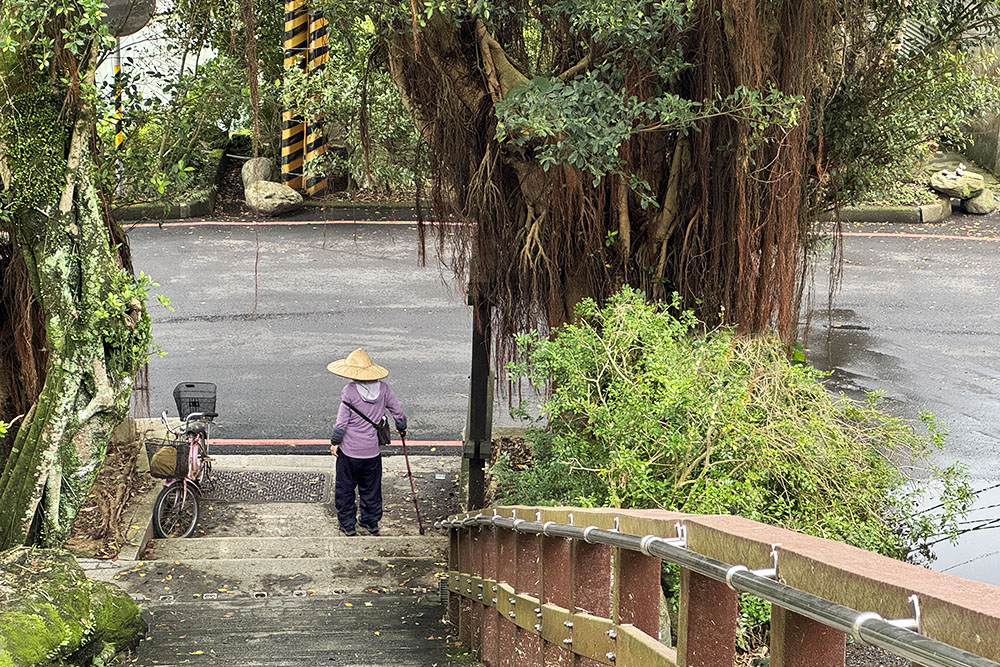 grijsopreis-taiwan-highlight-taipei-senior-mobiel Bejaarde op weg naar zijn fiets in Taipei