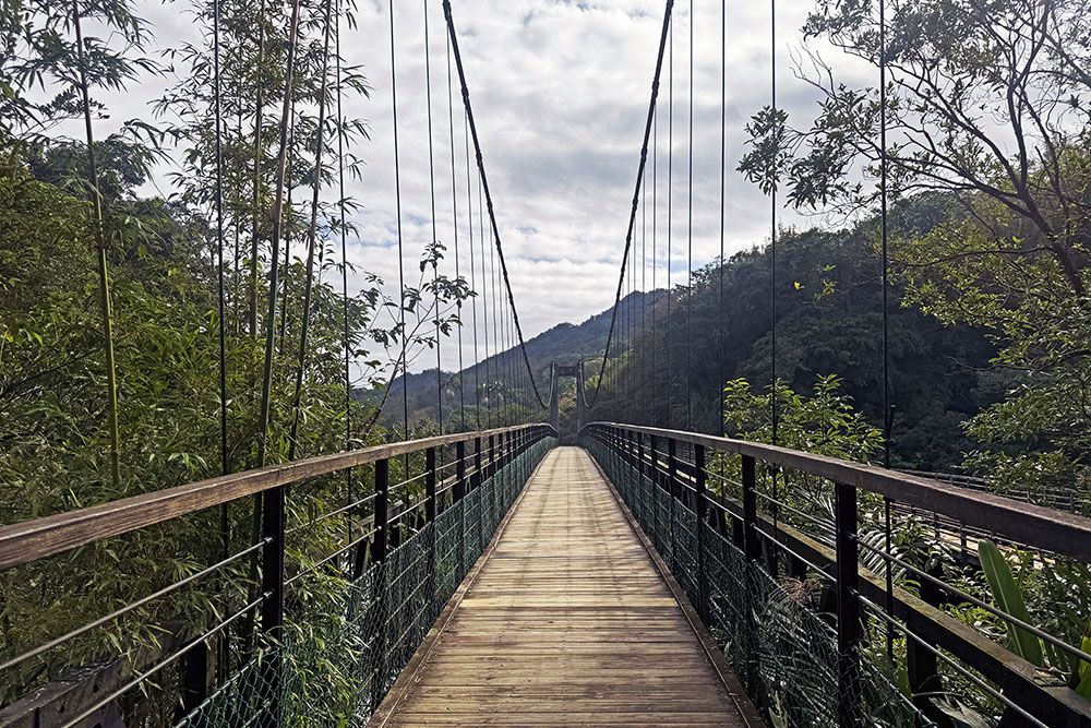 Hangbrug bij de waterval