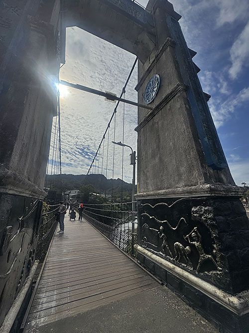 Brug met plakkaten