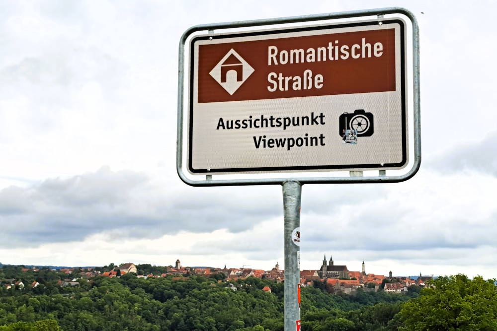 grijsopreis-duitsland-romantische-strasse-routebord