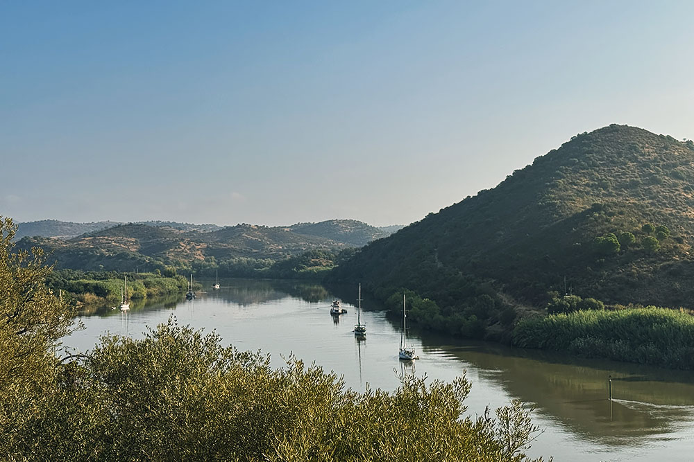 grijsopreis-portugal-highlight-via-algarviana-wandelingen-etappe1-guadiana Guadiana rivier met zeiljachten
