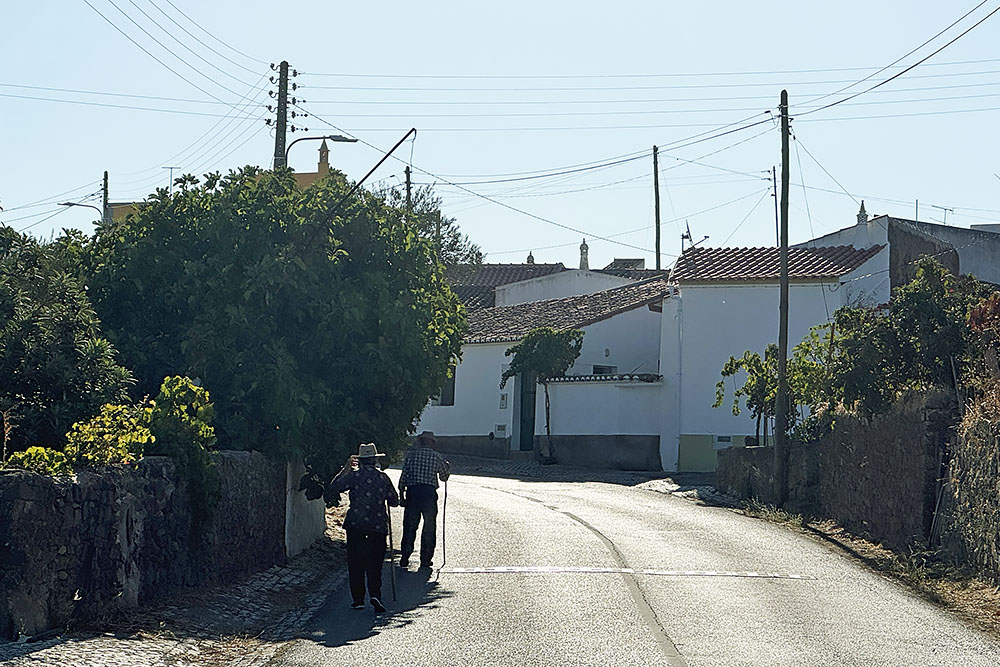 grijsopreis-portugal-highlight-via-algarviana-wandelingen-rondwandeling-oud-echtpaar Ouder echtpaar