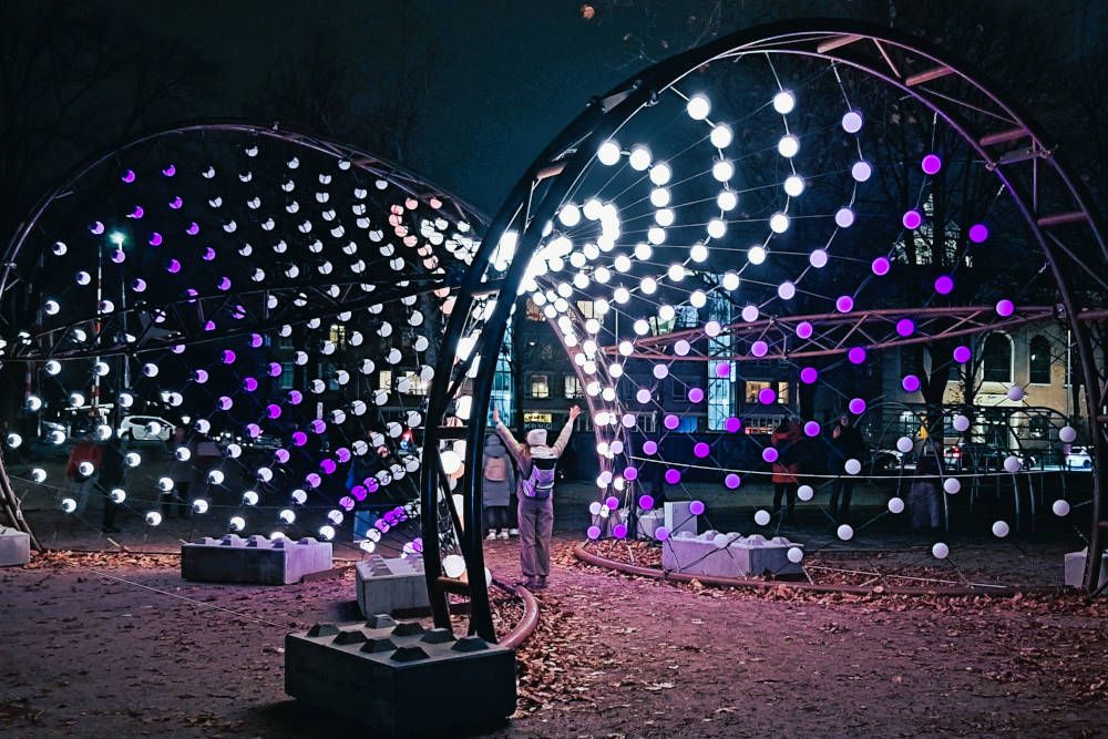 Verlichte blauwe wolk tijdens Amsterdam Light Festival.