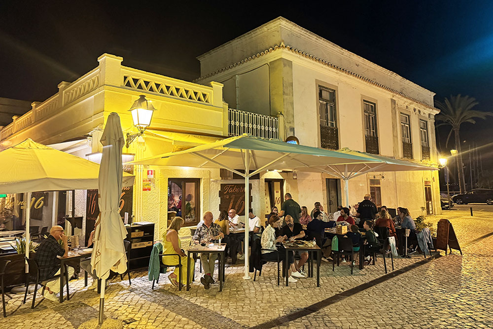 Terras bij restaurant