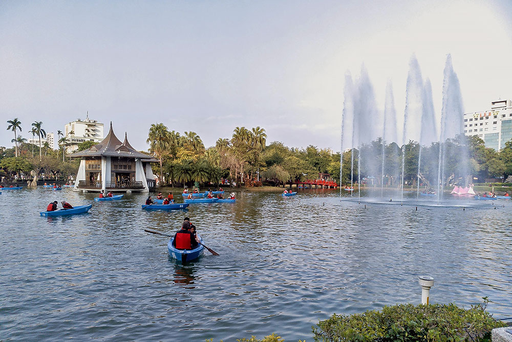 Varen op een vijver in Taichung