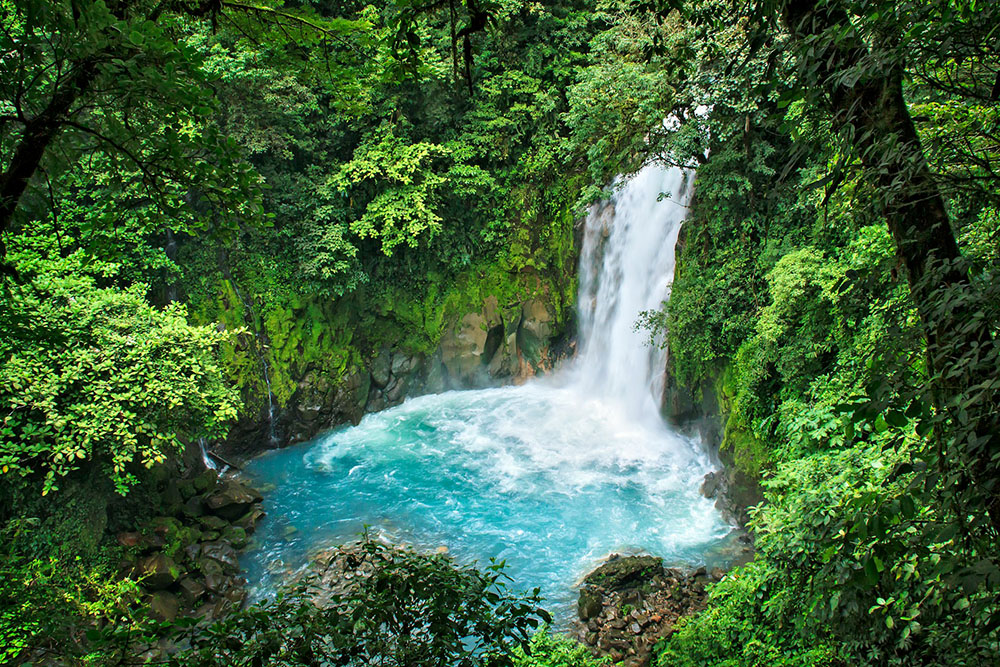 Waterval bij de Rio Celeste in Costa Rica