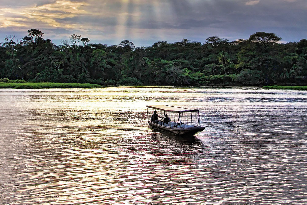 Bootje op een rivier in Costa Rica