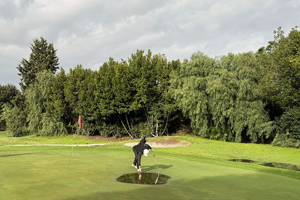 Regenplas op de green bij Parco dei Medici 