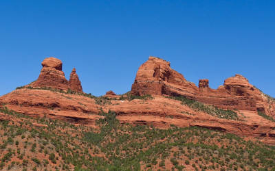 Wandelen tussen de vlammende rode rotsen bij Sedona
