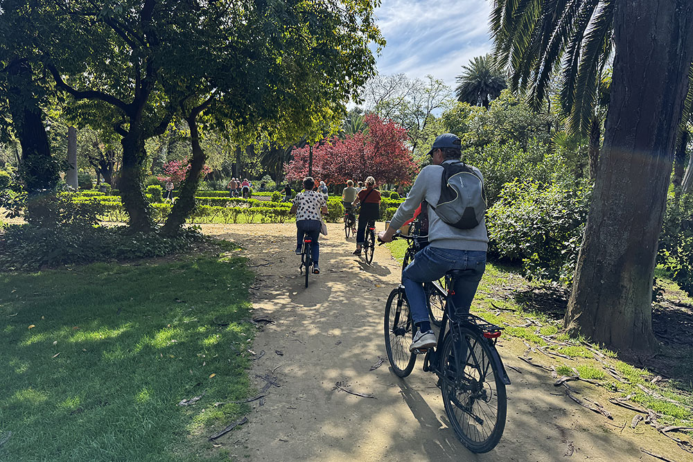 Fietsers in park Sevilla
