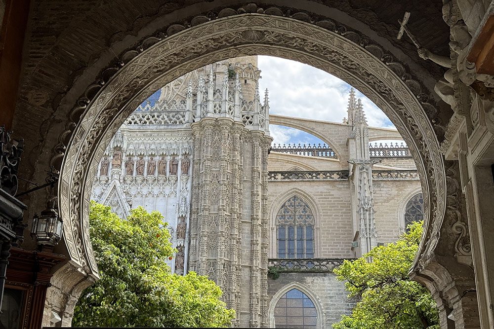 Doorkijkje naar de kathedraal van Sevilla