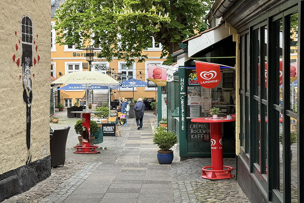 Doorgang naar hofje in Flensburg