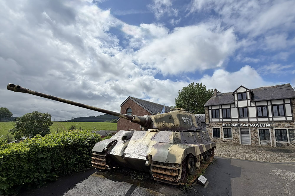 Tank bij het December 44 Museum in La Gleize in de Belgische Ardennen