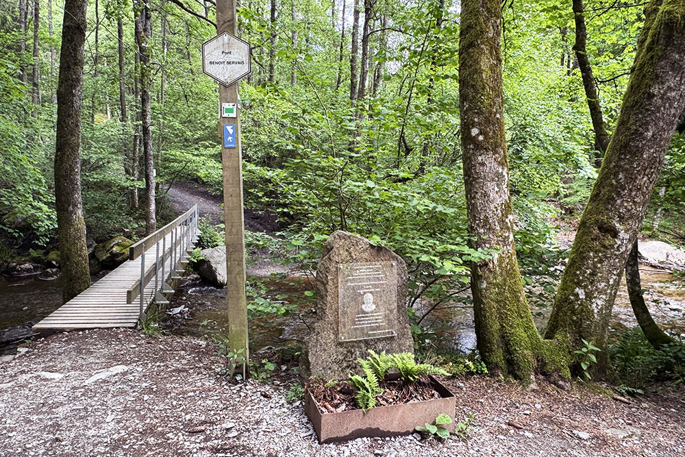 Gedenksteen voor Benoît Servais die zich jarenlang inzette voor het wandeltoerisme rond Malmedy en Waimes.