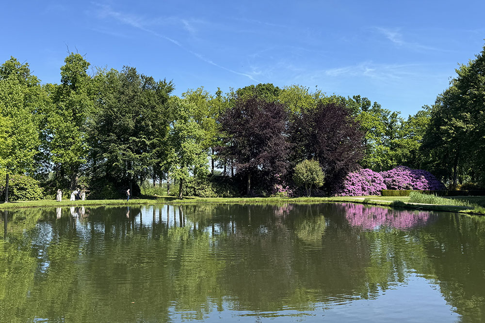 Fotosessie van bruidspaar bij kasteel Cannenburch