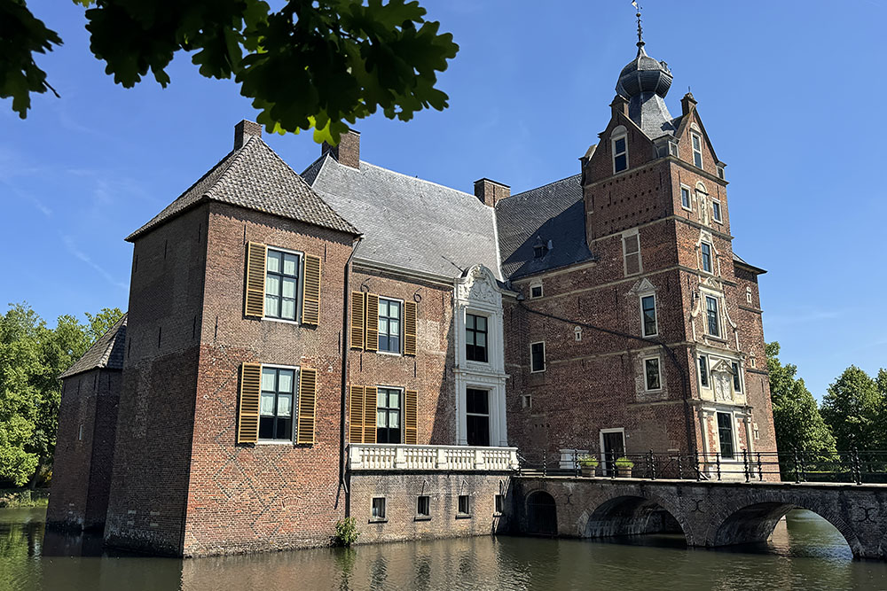 Kasteel Cannenburch met slotgracht