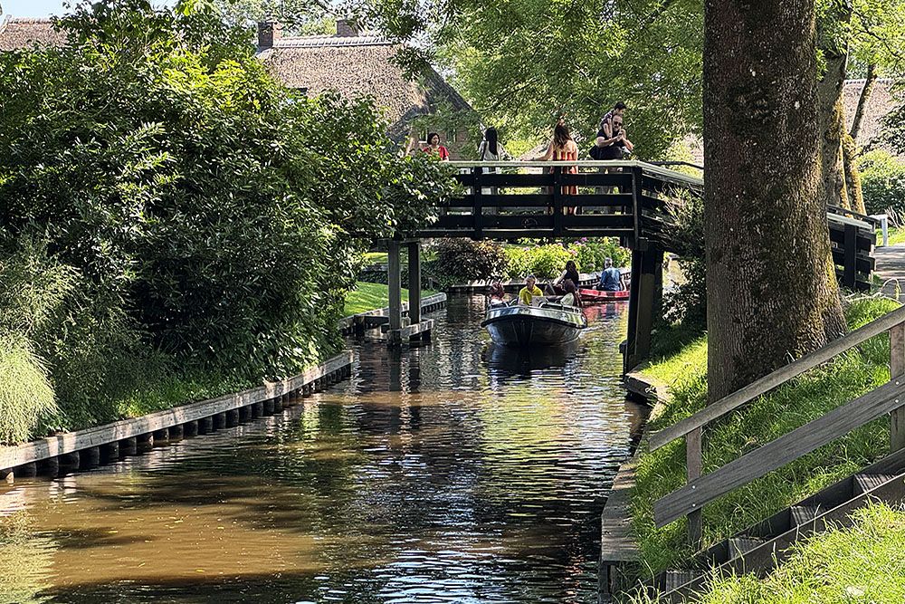 Dagjesmensen in Giethoorn
