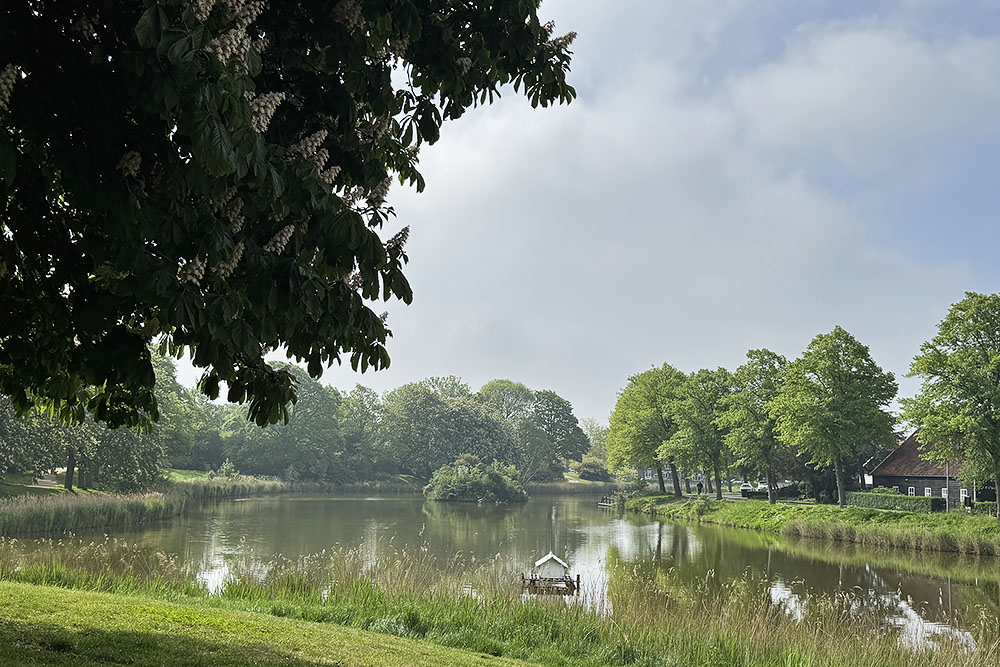 Door de parken langs de Vesten van Middelburg, met in het water een zogenaamd huisje in de Vest (duiventil)