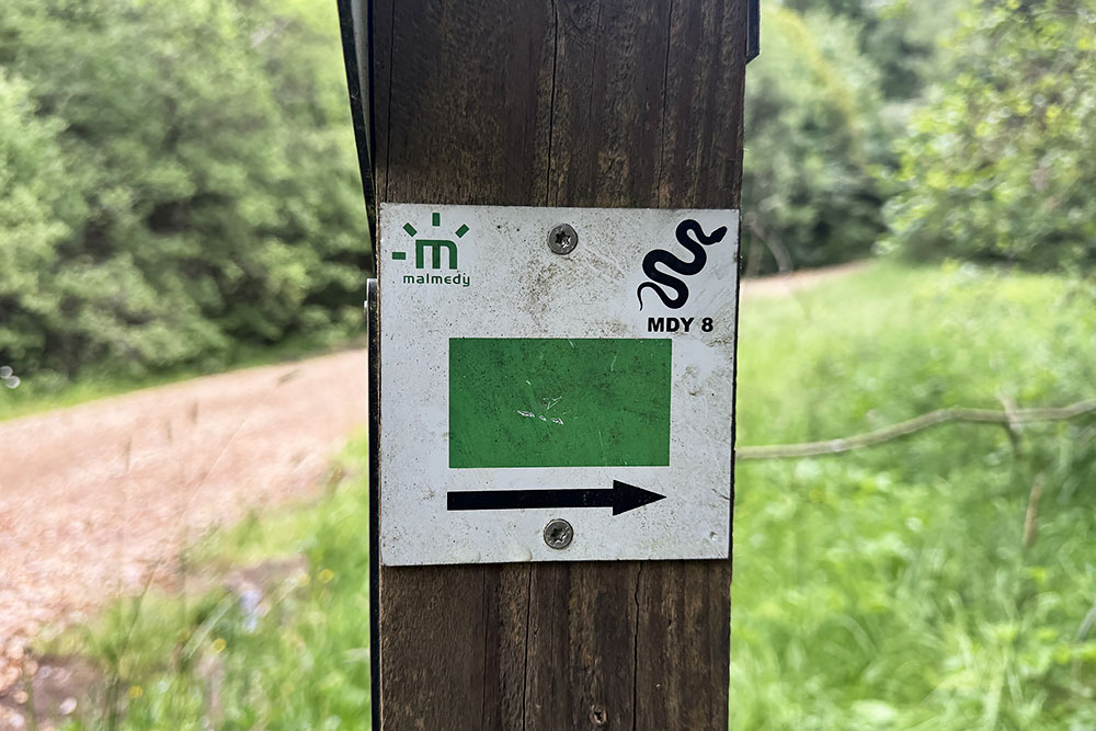 bewegwijzering aan de wandelroute door de Hoge Venen in de Belgische Ardennen