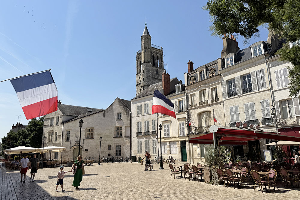 Pleintje met terrassen in Orléans