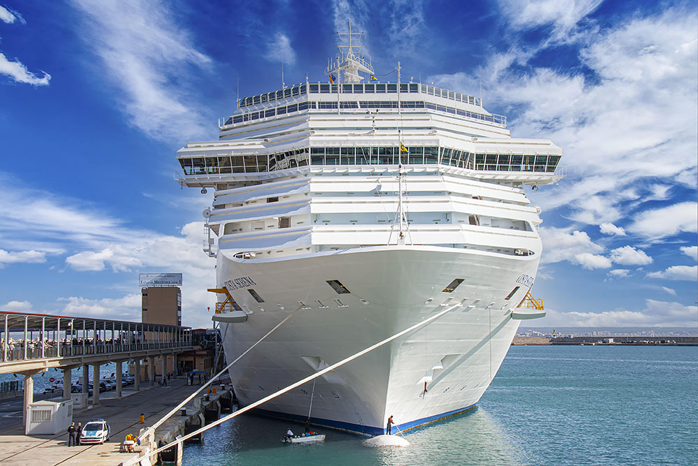 De boeg van een groot cruiseschip