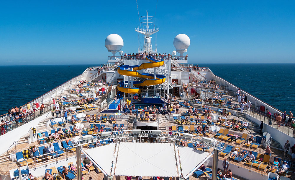 Van de zon genieten aan het zwembad van een cruiseschip